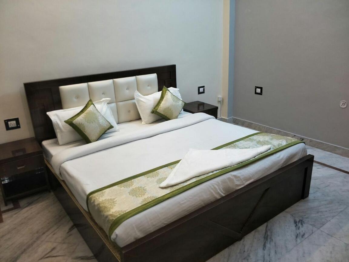 Surabhi Garden Inn 勒克瑙 外观 照片