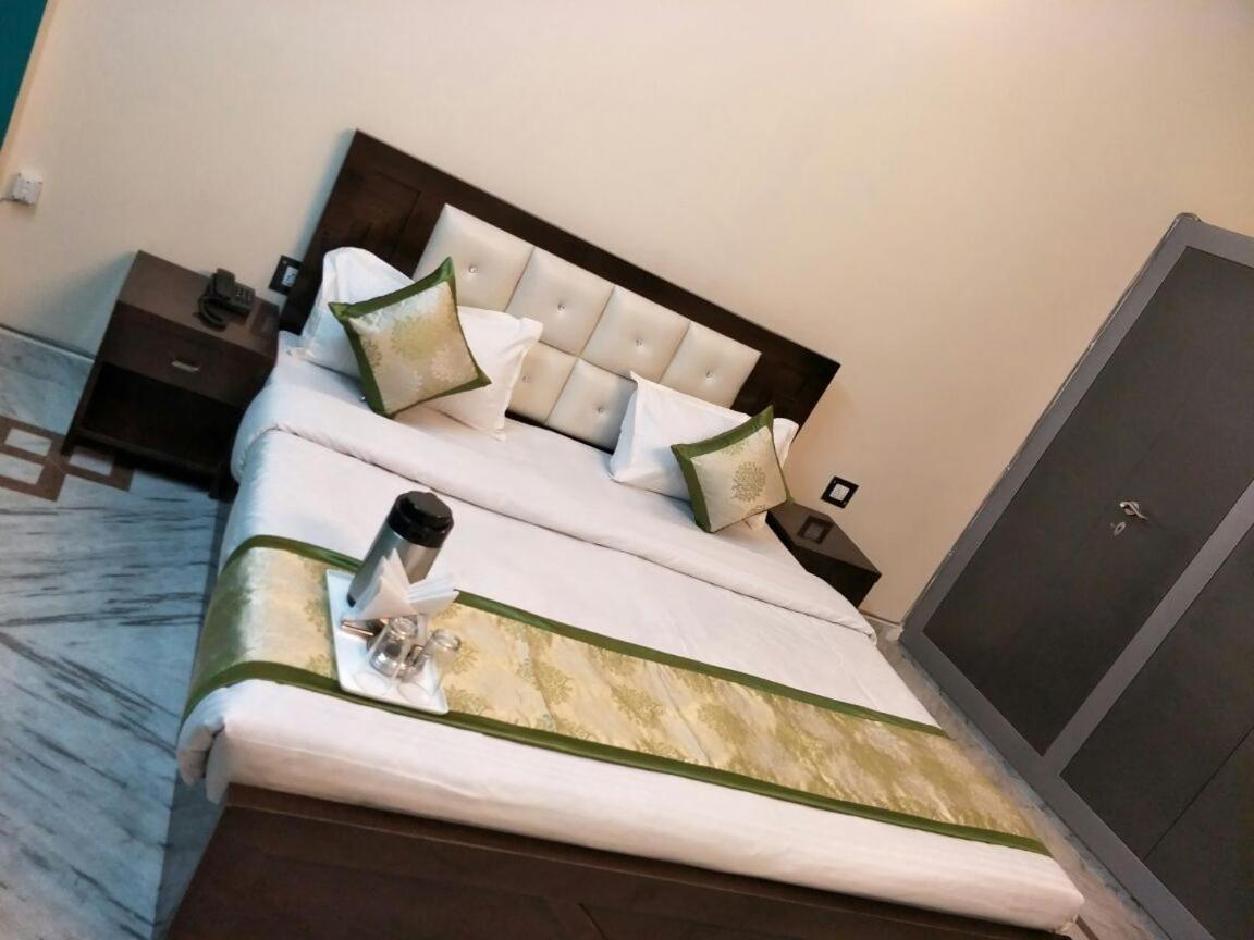 Surabhi Garden Inn 勒克瑙 外观 照片