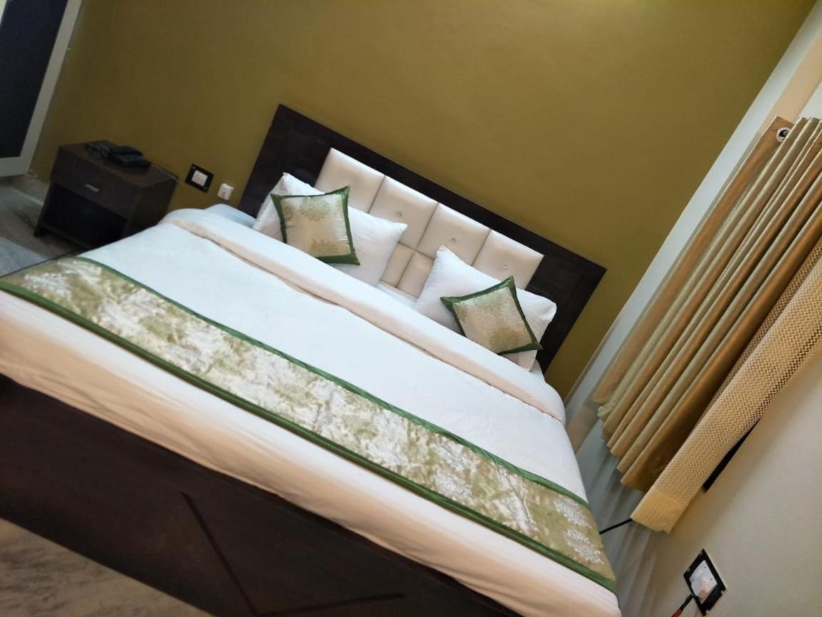Surabhi Garden Inn 勒克瑙 外观 照片