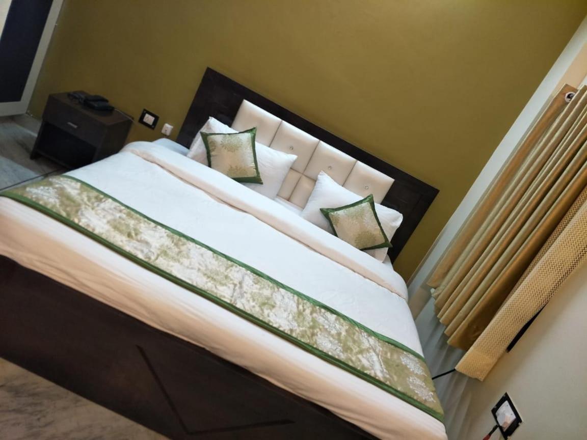 Surabhi Garden Inn 勒克瑙 外观 照片