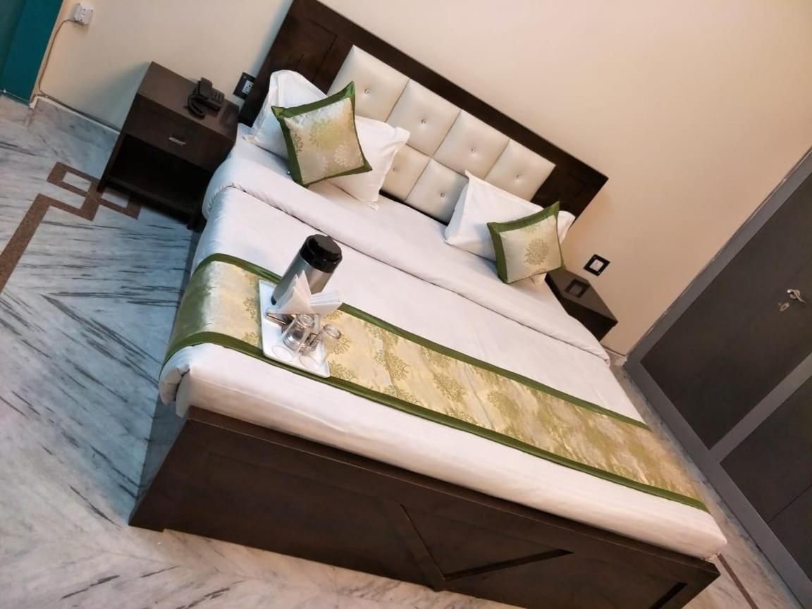 Surabhi Garden Inn 勒克瑙 外观 照片