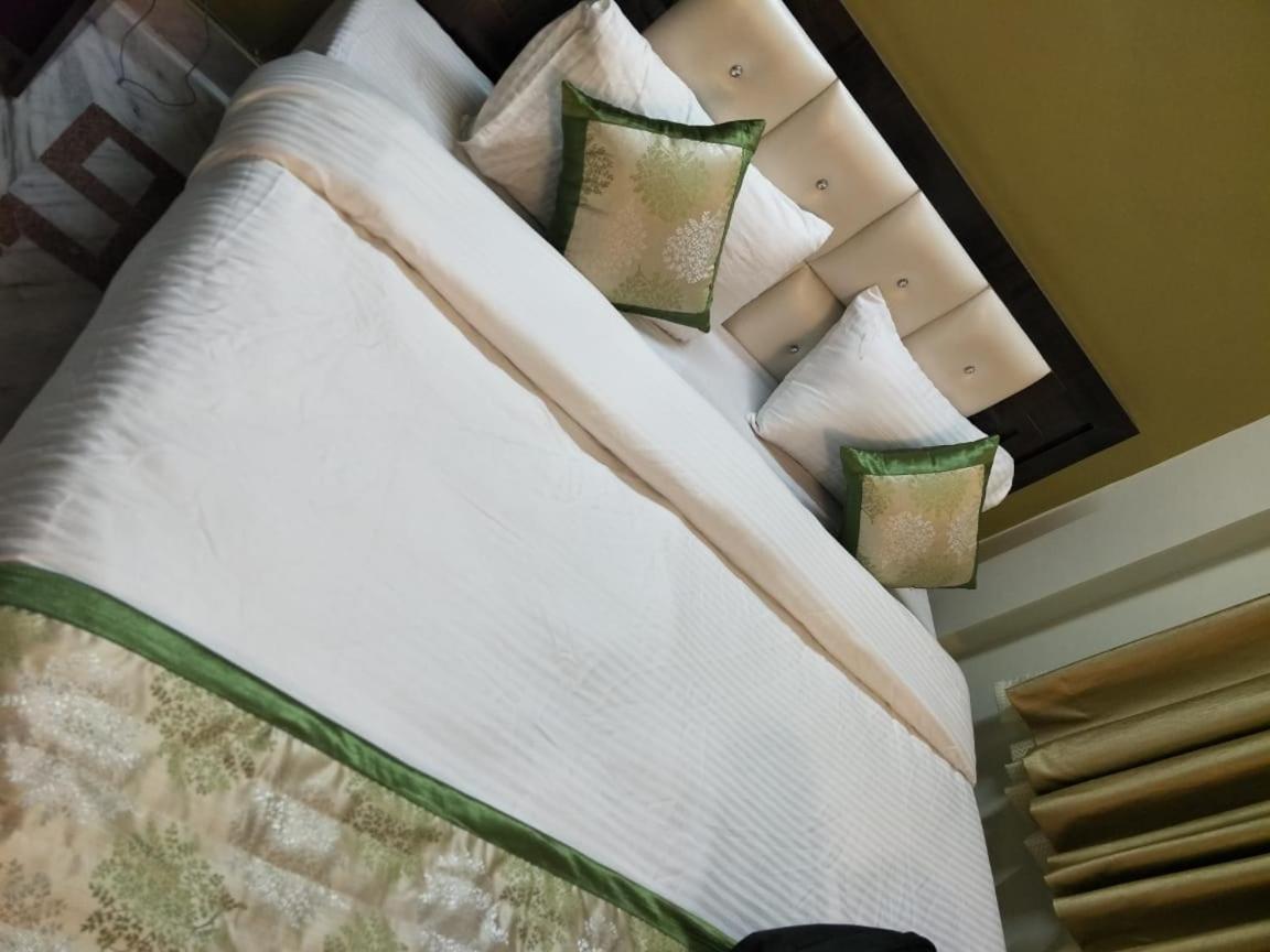 Surabhi Garden Inn 勒克瑙 外观 照片